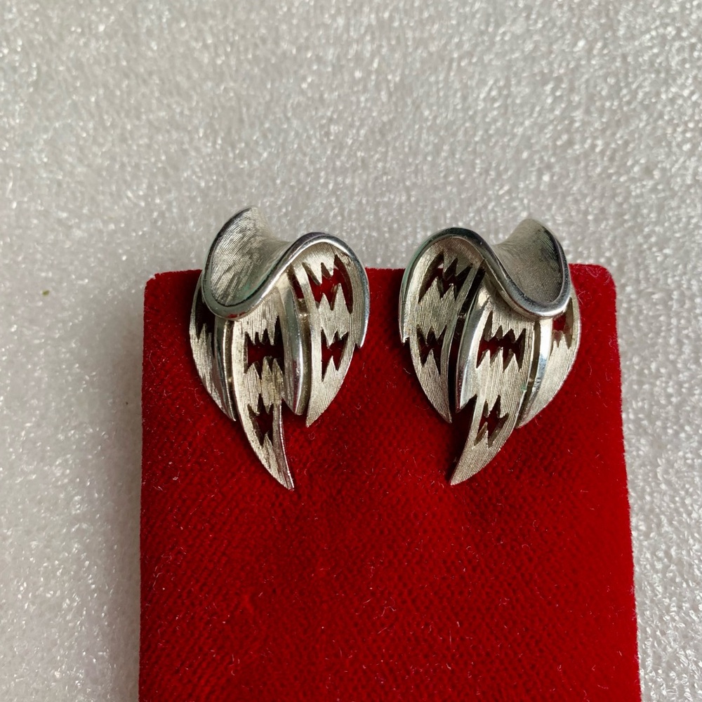 Cool Vintage Crown Trifari Earrings